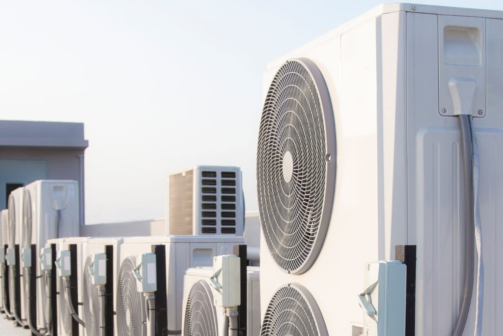 Unités de climatisation et pompes à chaleur sur toiture d’un bâtiment tertiaire pour chauffage et rafraîchissement décarbonés - Groupe OCEA