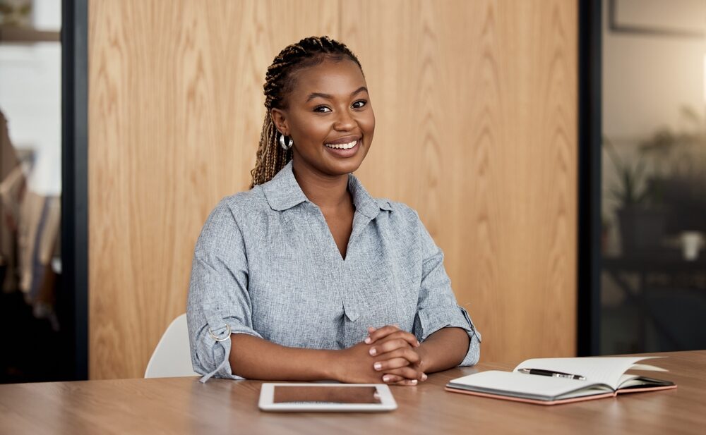 Collaborateur en environnement de bureau utilisant des outils de travail, représentant les fonctions administratives et support - Recrutement OCEA Smart Building