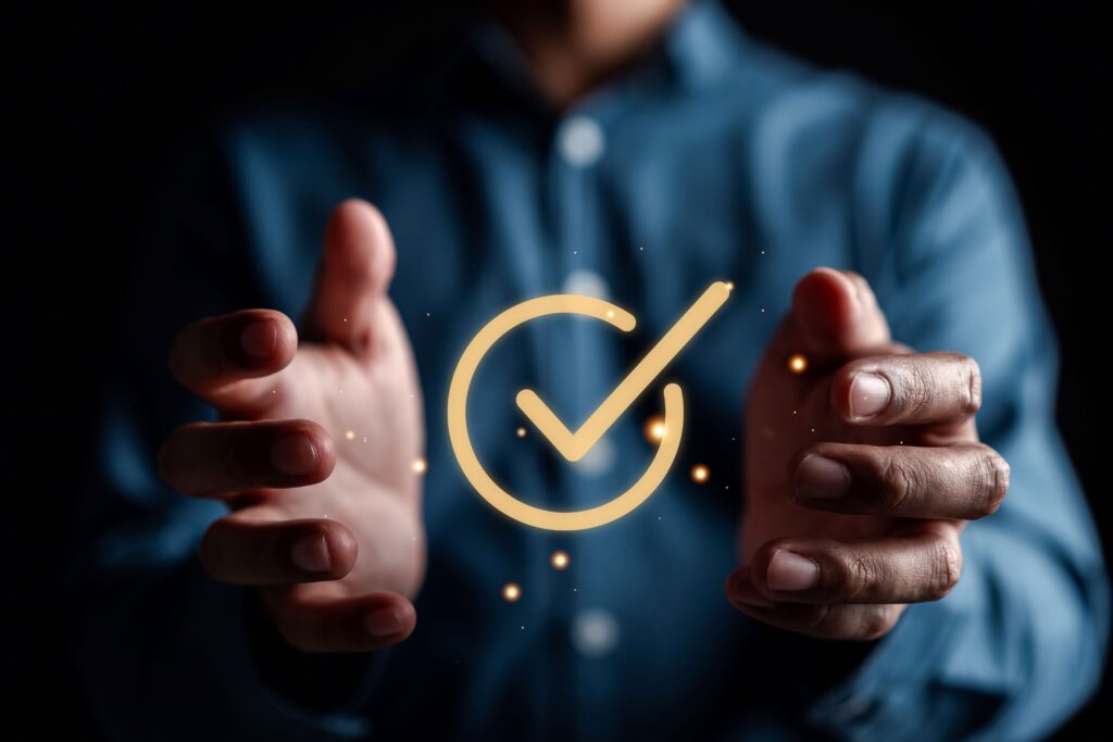 Icône de validation illustrant la conformité Décret Tertiaire, BACS et la valorisation d’actifs immobiliers grâce au monitoring énergétique avec OCEA Smart Building