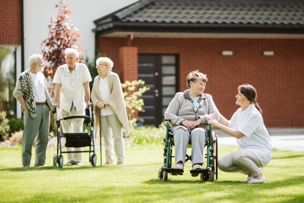 Résidents et personnel accompagnant dans un établissement médico-social, illustrant le confort, le bien-être des occupants et l’optimisation énergétique des bâtiments - Tertiaire - OCEA Smart Building – Groupe OCEA