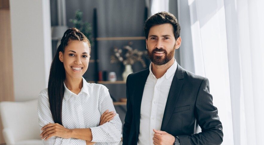 Collaborateurs en environnement de bureau illustrant l’égalité professionnelle entre femmes et hommes au sein du Groupe OCEA - Recrutement OCEA Smart Building