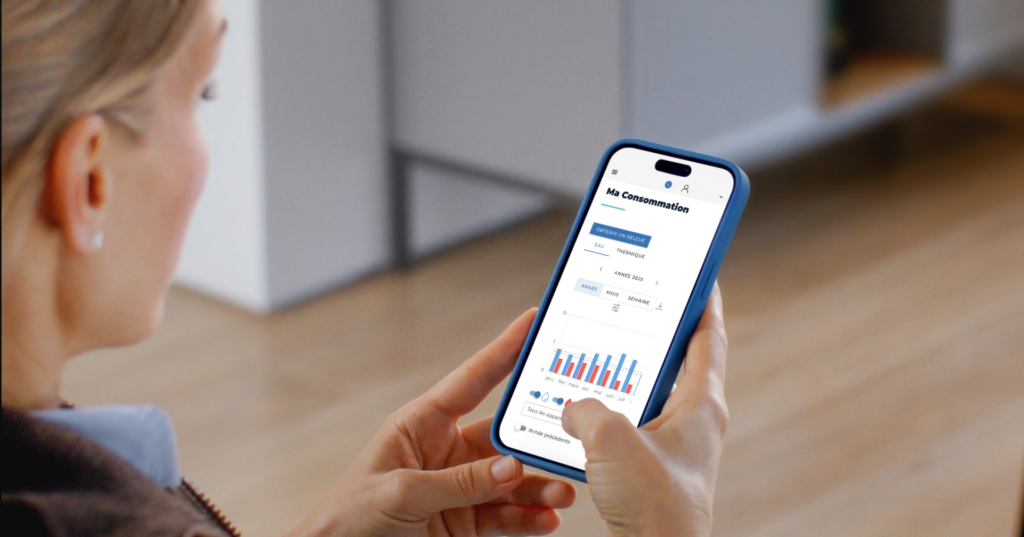 Résident consultant le portail ISI Habitat sur smartphone pour suivre sa consommation d’eau et d’énergie - OCEA Smart Building
