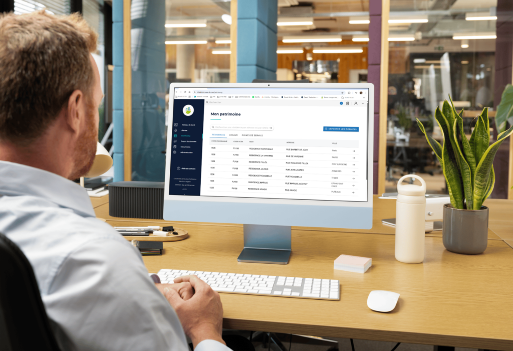 Utilisateur consultant le portail ISI Pro d’OCEA Smart Building pour piloter et gérer un parc de bâtiments tertiaires