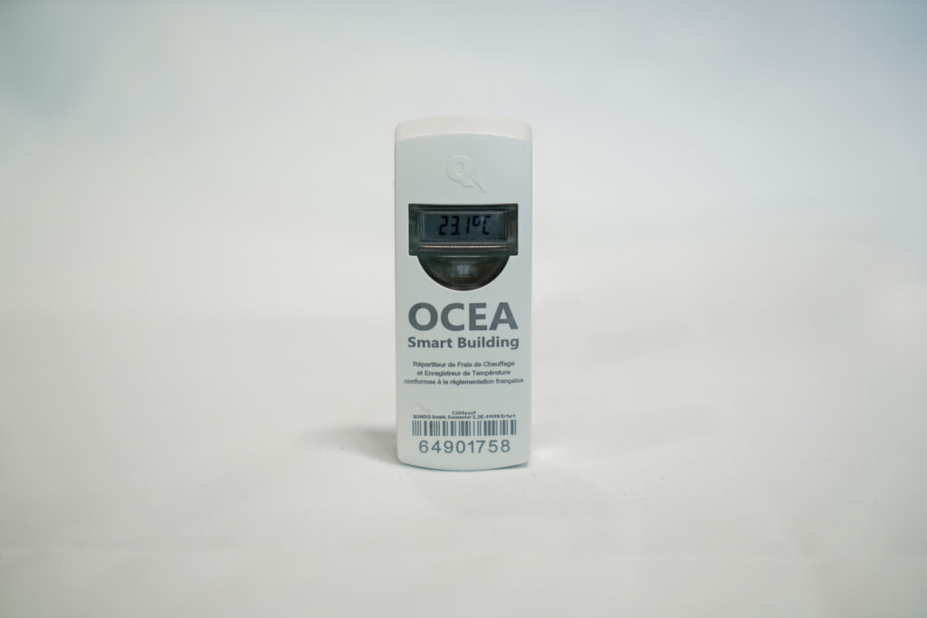 Répartiteur de frais de chauffage (RFC) OCEA Smart Building avec affichage digital, permettant de mesurer les consommations individuelles et d’optimiser la répartition des charges de chauffage - Groupe OCEA