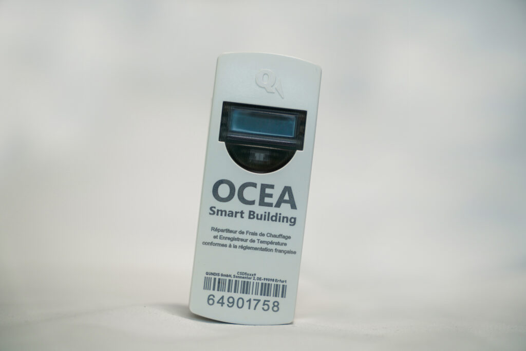 Répartiteur de frais de chauffage OCEA Smart Building avec capteur thermique et écran, permettant le suivi précis des consommations énergétiques et la maîtrise des charges - OCEA Smart Building