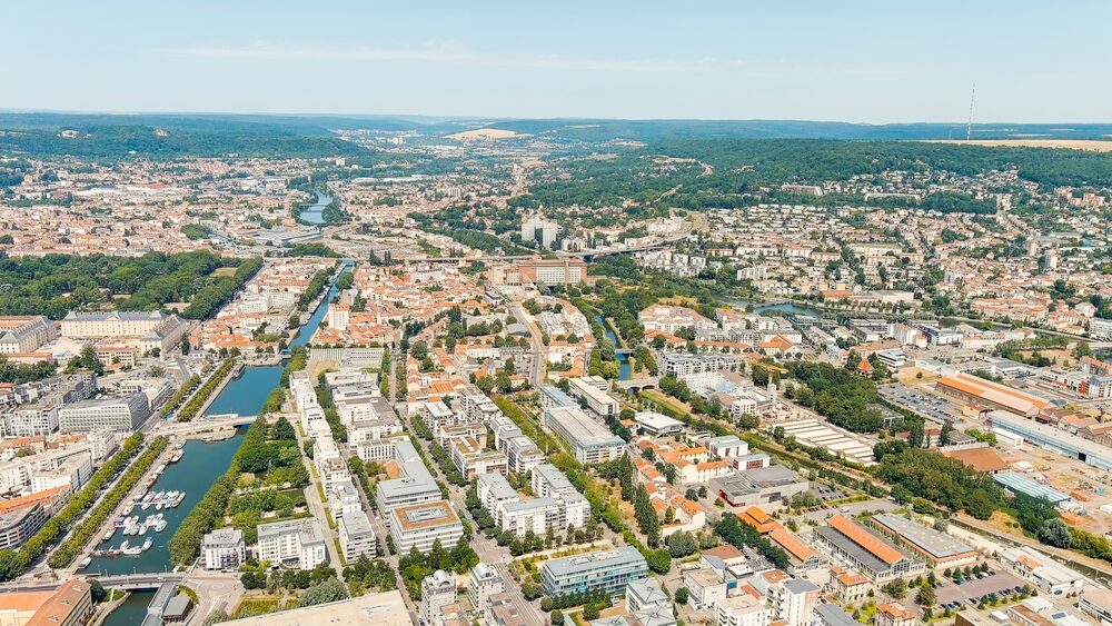 Paysage urbain et environnement local illustrant la contribution au développement territorial et aux enjeux sociétaux - OCEA Smart Building