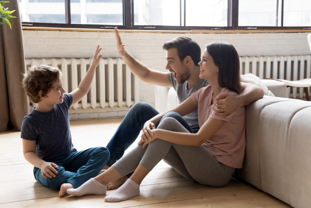 Famille réunie dans un intérieur de logement, illustrant la responsabilité, la confiance et l’impact concret des engagements RSE sur le quotidien des occupants - OCEA Smart Building