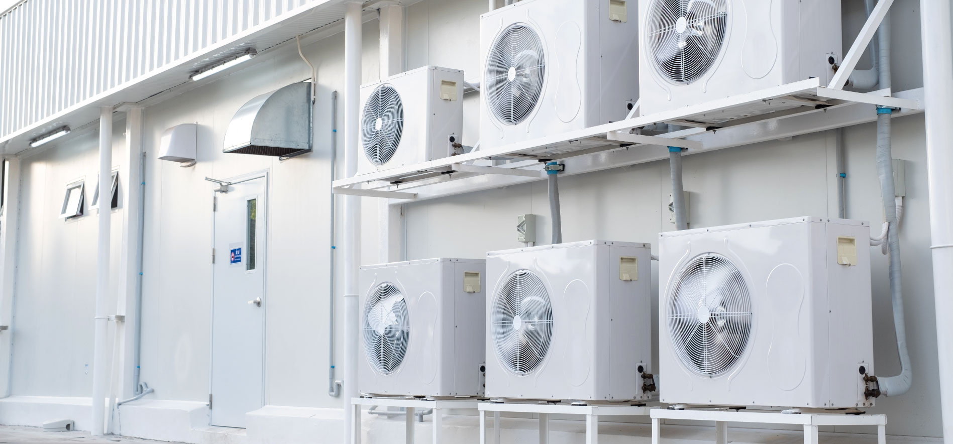 Pompes à chaleur installées derrière un établissement médico-social, illustrant la décarbonation des systèmes de chauffage et la réduction des émissions de CO₂ dans les établissements médico‑sociaux - OCEA Smart Building