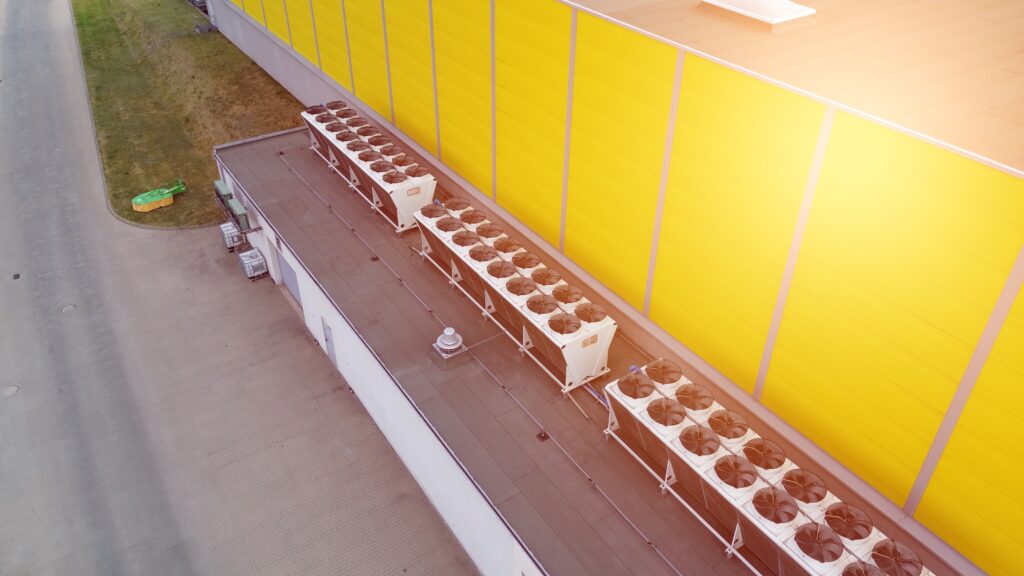 Pompe à chaleur installée sur un bâtiment, illustrant une solution de chauffage et de rafraîchissement décarbonée pour réduire l’empreinte carbone - Tertiaire - OCEA Smart Building