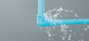 Fuite d’eau sur une canalisation, illustrant la maîtrise des consommations, la détection des pertes et la sécurisation des coûts dans l’immobilier commercial et les centres commerciaux - OCEA Smart Building
