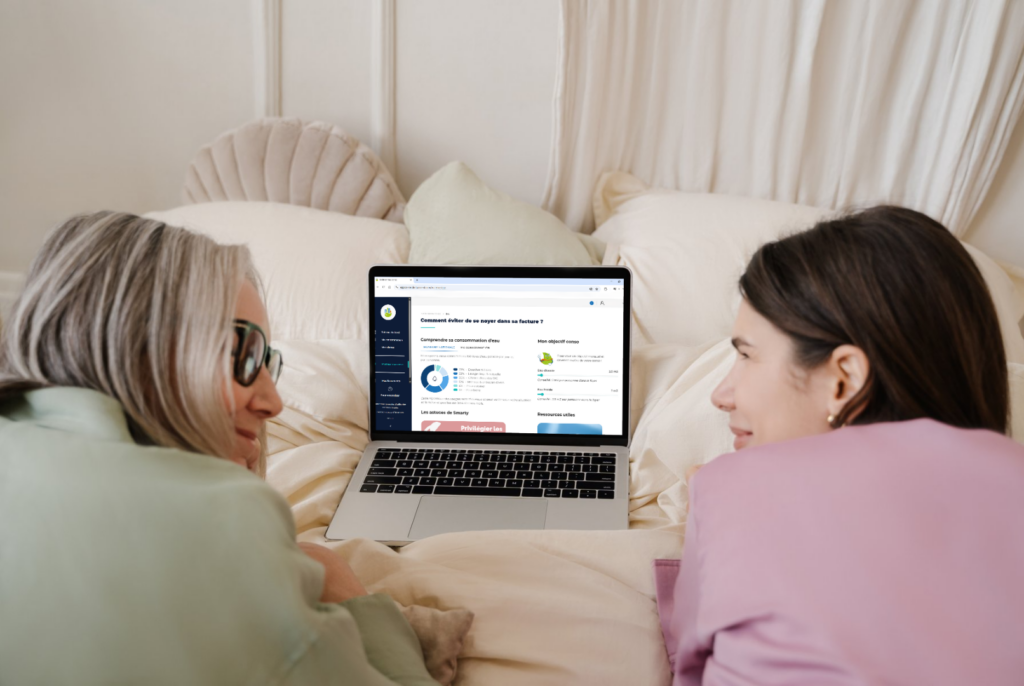Résidents consultant le portail ISI Habitat sur ordinateur pour obtenir des conseils de réduction de consommation d’eau avec OCEA Smart Building - individualisation des frais de chauffage