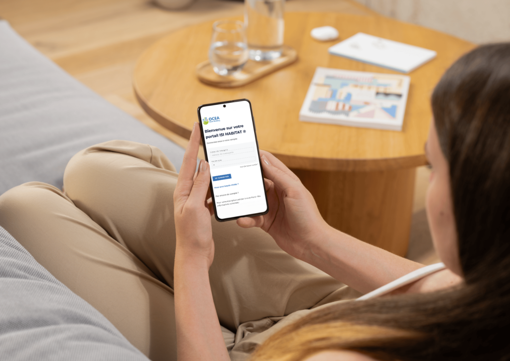 Résident accédant au portail ISI Habitat depuis un smartphone pour consulter ses données de consommation de chauffage pour la bonne individualisation des frais de chauffage - OCEA Smart Building
