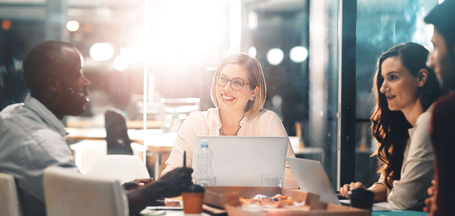Des salariés discutent des opportunités de travail au sein du groupe OCEA - Recrutement OCEA Smart Building