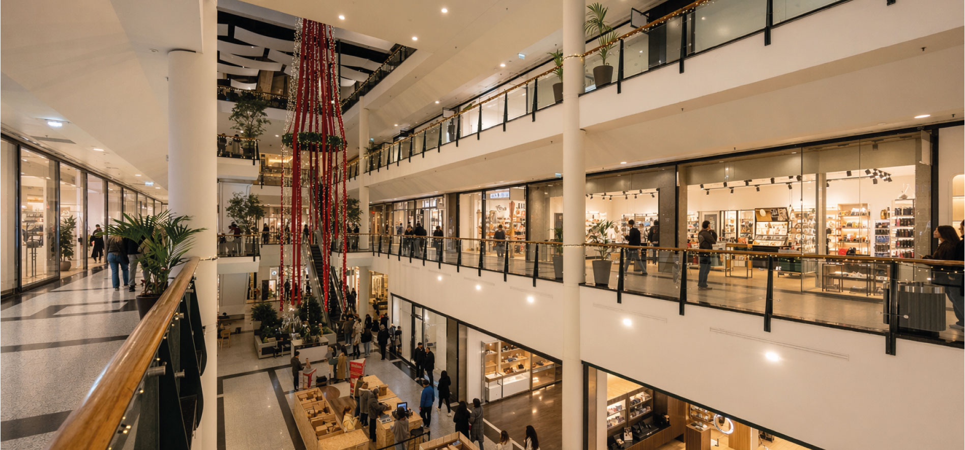 Centre commercial avec boutiques et visiteurs, illustrant la répartition des charges et la gestion des consommations dans l’immobilier commercial et les espaces retail - OCEA Smart Building