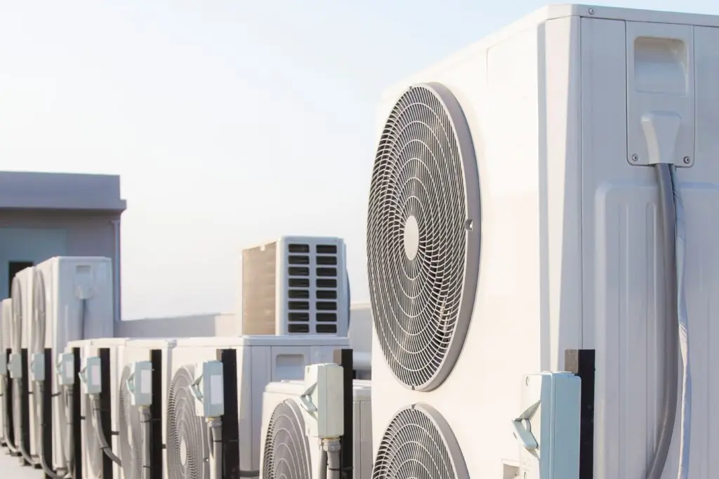 Unités de climatisation et pompes à chaleur sur toiture d’un bâtiment tertiaire pour chauffage et rafraîchissement décarbonés - Groupe OCEA