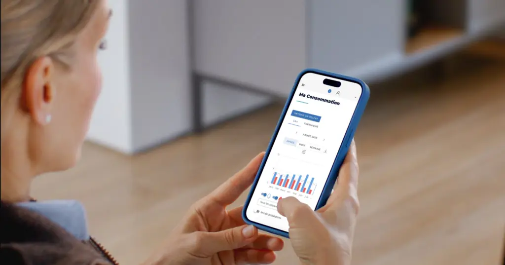 Résident consultant le portail ISI Habitat sur smartphone pour suivre sa consommation d’eau et d’énergie - OCEA Smart Building