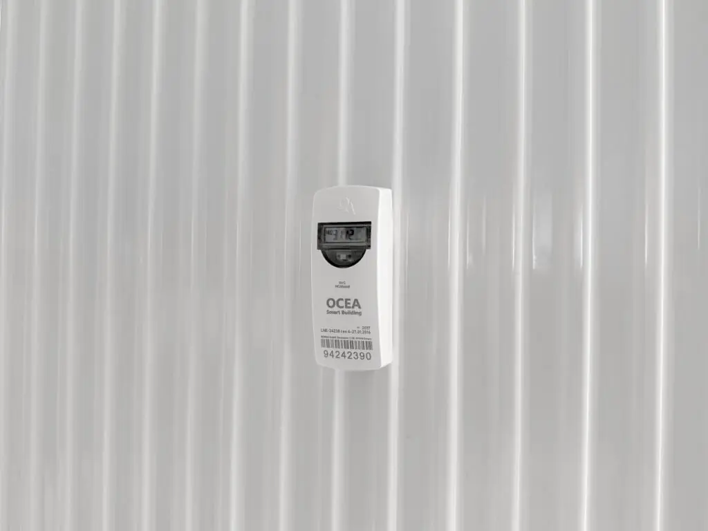 Répartiteur de frais de chauffage (RFC) fixé sur un radiateur, utilisé pour mesurer les consommations de chauffage individuel et garantir une répartition équitable des charges - OCEA Smart Building