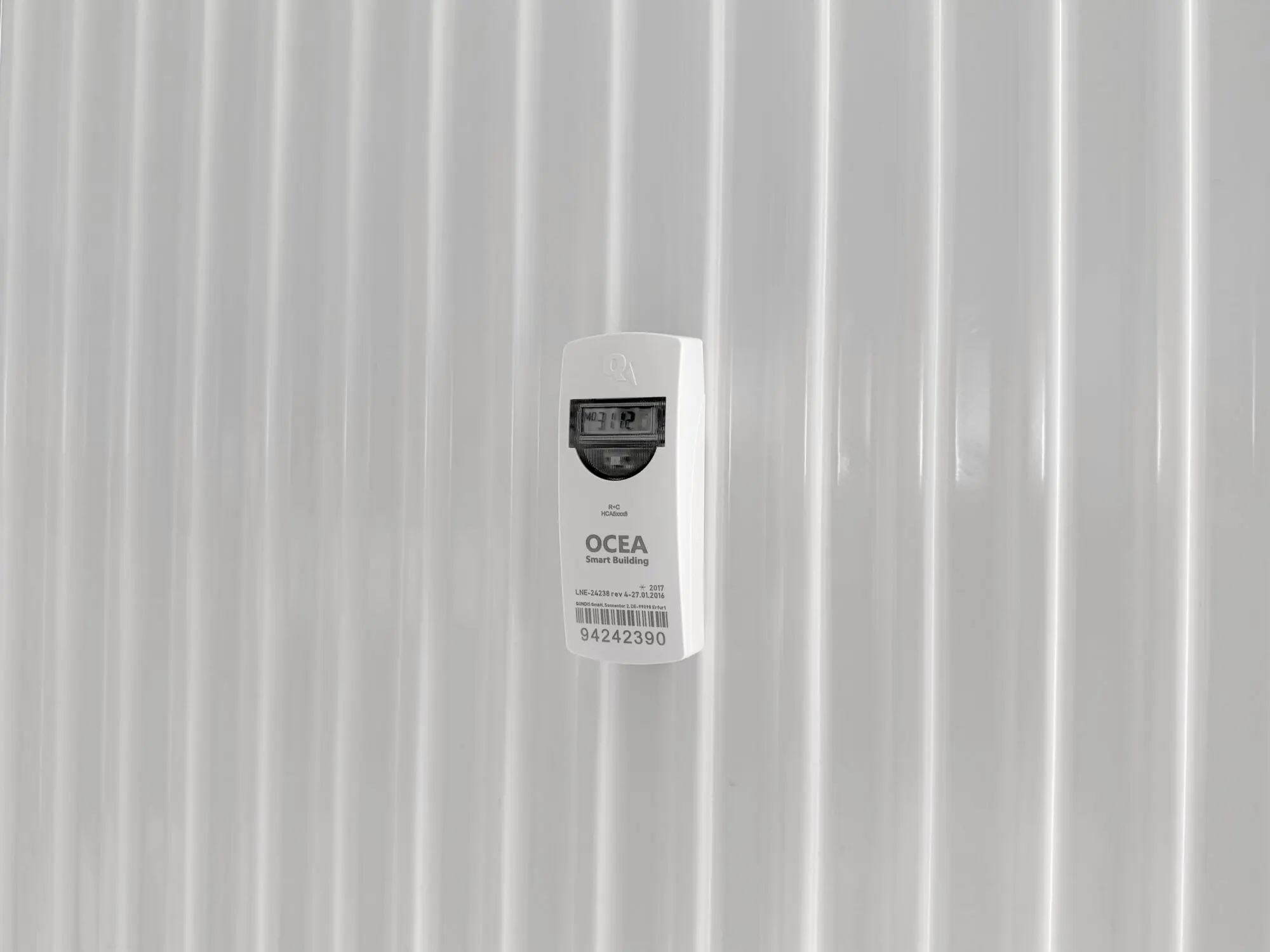 Répartiteur de frais de chauffage (RFC) fixé sur un radiateur, utilisé pour mesurer les consommations de chauffage individuel et garantir une répartition équitable des charges - OCEA Smart Building